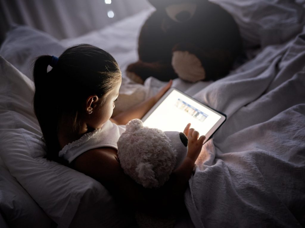 El exceso de pantallas afecta el sueño y puede causar irritabilidad y falta de concentración en la niñez, según una investigación difundida por EFE.