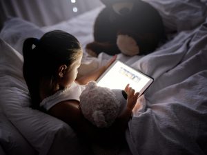 El exceso de pantallas afecta el sueño y puede causar irritabilidad y falta de concentración en la niñez, según una investigación difundida por EFE.