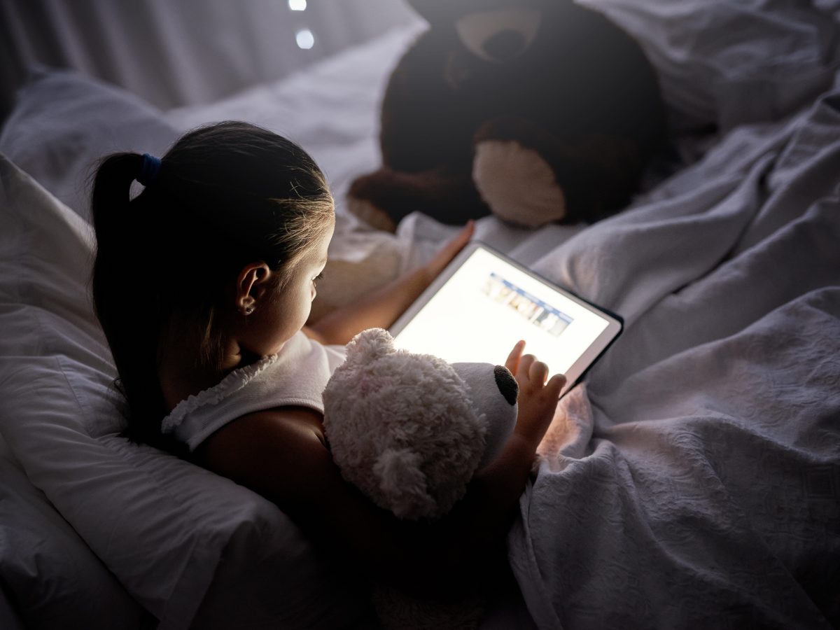 El exceso de pantallas afecta el sueño y puede causar irritabilidad y falta de concentración en la niñez, según una investigación difundida por EFE.