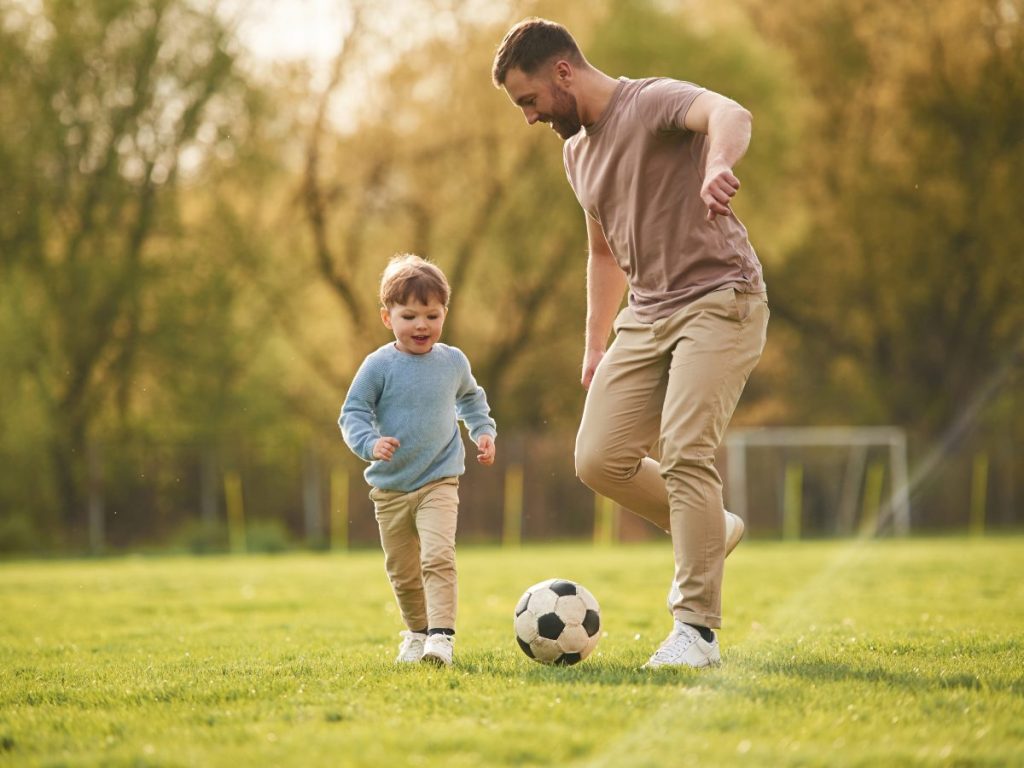 Promover rutinas de descanso, limitar pantallas y crear ambientes tranquilos antes de dormir ayuda a mejorar el bienestar emocional infantil.