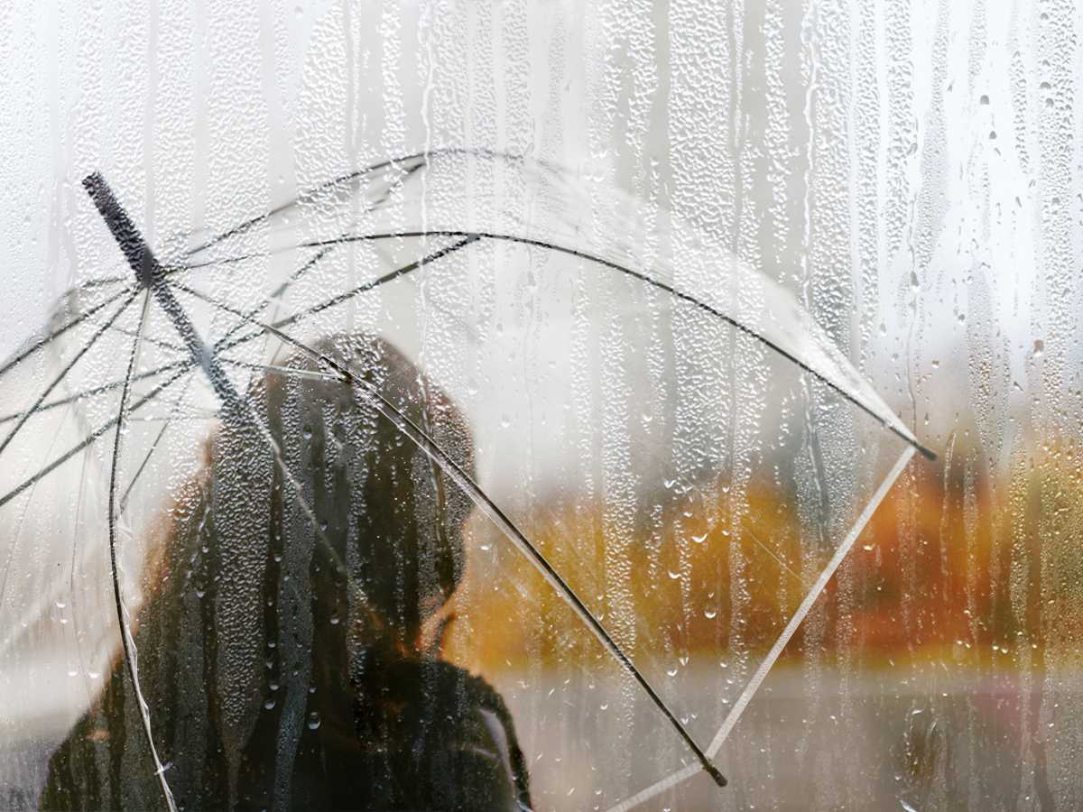 Usar bien el paraguas durante la lluvia no solo te protege, también evita molestias y accidentes a quienes comparten el espacio con vos.