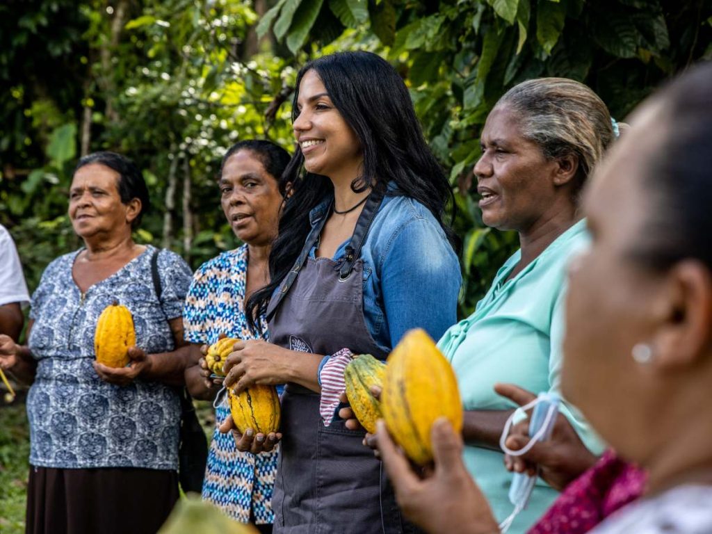 La chef Tita, al centro, comparte con productoras rurales en un proyecto de la Fundación IMA, que impulsa el desarrollo comunitario a través de la gastronomía.