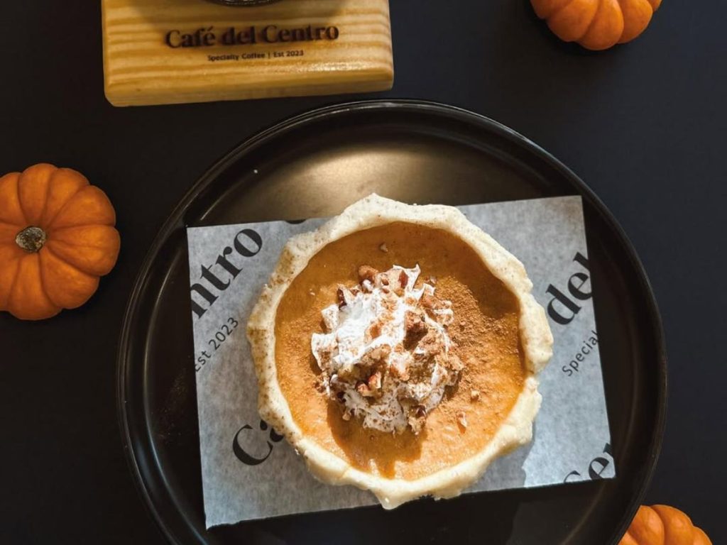 El Latte Pumpkin Spicy y el Pumpkin Pie se disfrutan en un ambiente acogedor en pleno corazón del Centro Histórico.