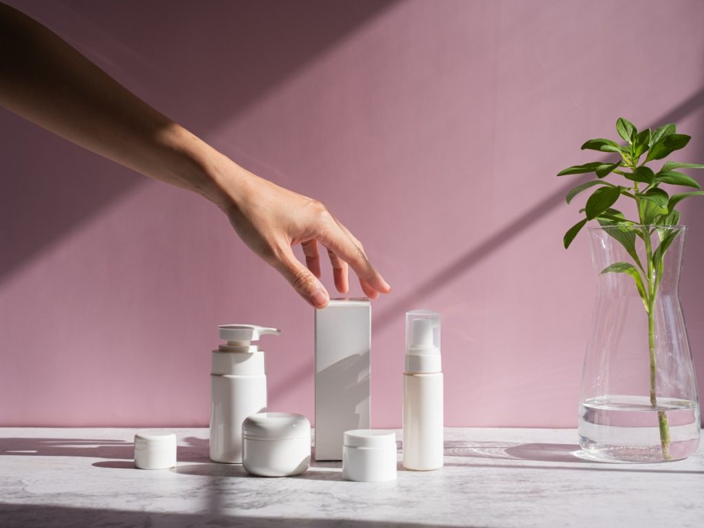 Al usar retinol, aplicalo de noche sobre piel seca, empezá con poca cantidad y acompañalo siempre de hidratante y protector solar durante el día.