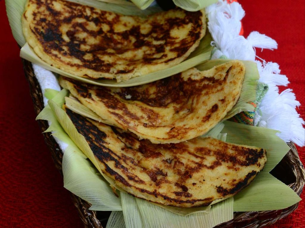Las riguas se preparan con elote tierno y se cocinan en hoja de huerta. Son un antojo salvadoreño lleno de sabor y tradición.