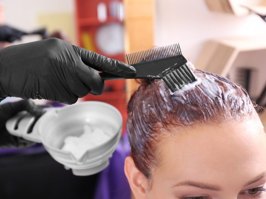 Los productos para teñir el cabello pueden contener químicos agresivos que, al aplicarse en zonas de piel sensible como las axilas, aumentan el riesgo de irritación o eccema.