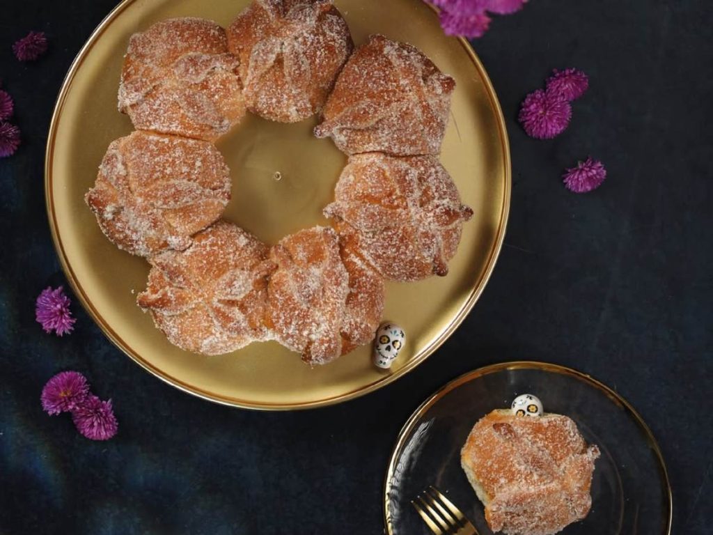 La Corona de Pan de Muerto de San Martín une sabor y simbolismo en una creación perfecta para compartir y conmemorar juntos.