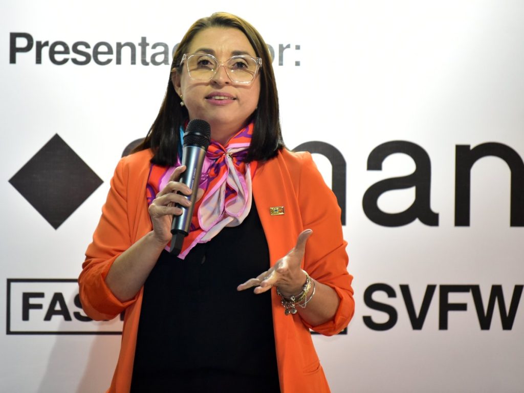 Rocío Escobar del UNFPA destacó que los fondos del SVFW Holidays 2025 se destinarán a becas para niñas y adolescentes salvadoreñas.