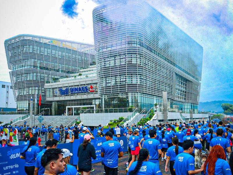 La Sívar 2025 se enmarcó en el Centro Histórico capitalino; al fondo, la Biblioteca Nacional de El Salvador (BINAES). / Foto cortesía San Salvador Centro