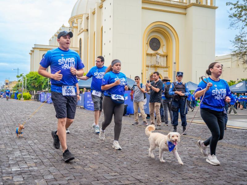 Estampa de la Sívar Run 2025, con la Catedral Metropolitana de fondo. / Foto cortesía Alcaldía San Salvador Centro
