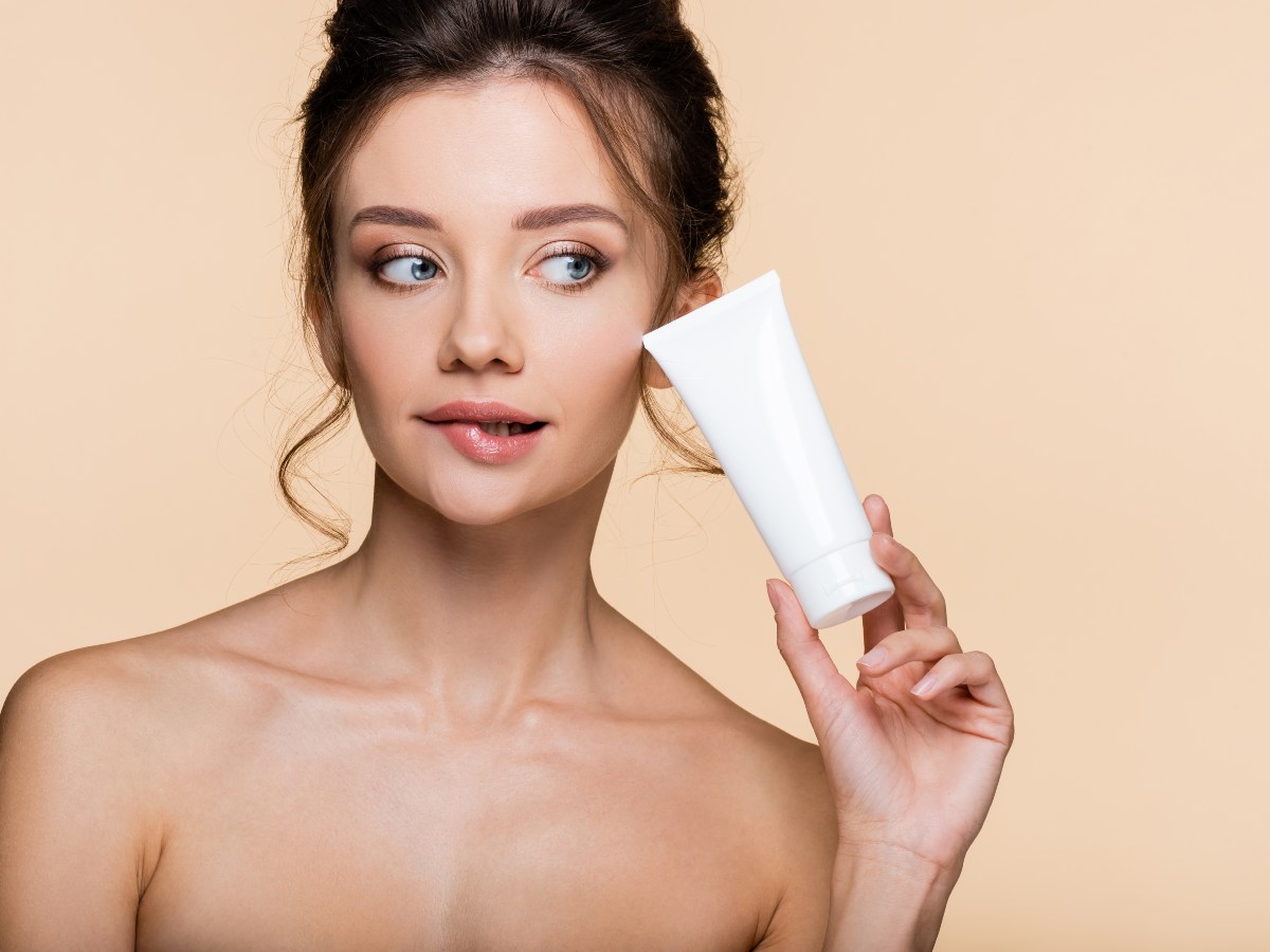 Una rutina de skincare efectiva no necesita diez pasos: con limpieza, hidratación y protección solar diaria se logra una piel sana y luminosa.