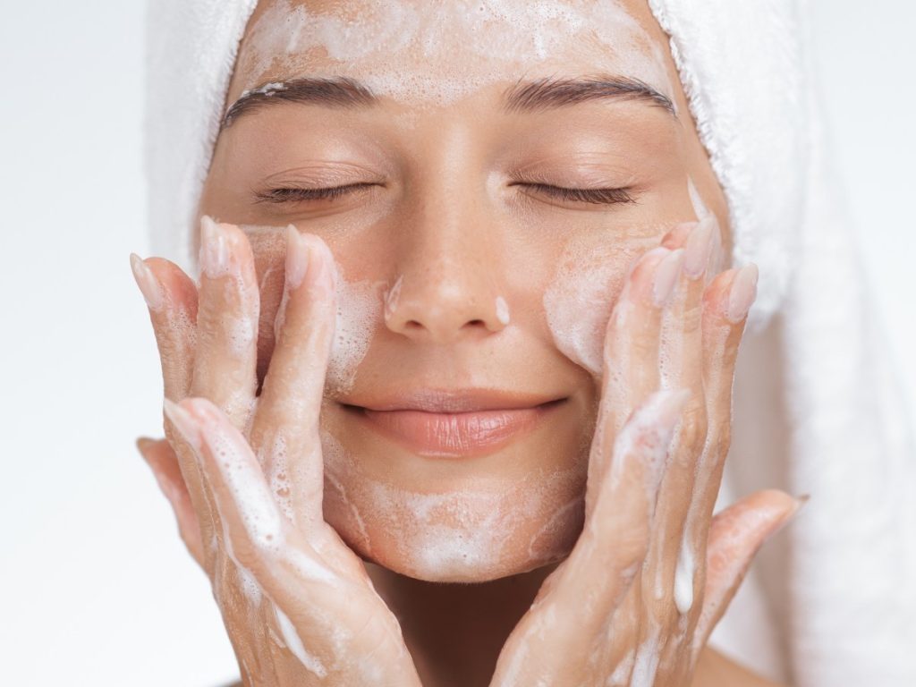 Consultar a un dermatólogo antes de iniciar una rutina de skincare ayuda a elegir productos adecuados y evitar irritaciones o efectos no deseados.