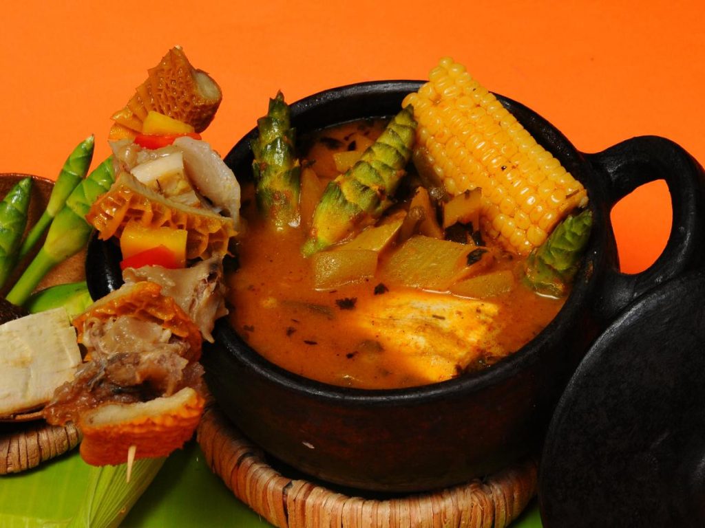 Sopa de patas: Clásico salvadoreño que une a la familia. Sabor profundo, textura suave y el calor perfecto para un día de lluvia.