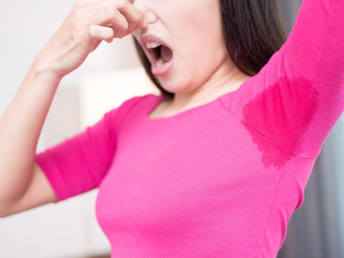 El mal olor corporal puede ser una señal de desequilibrios internos, más allá de la higiene o el clima.