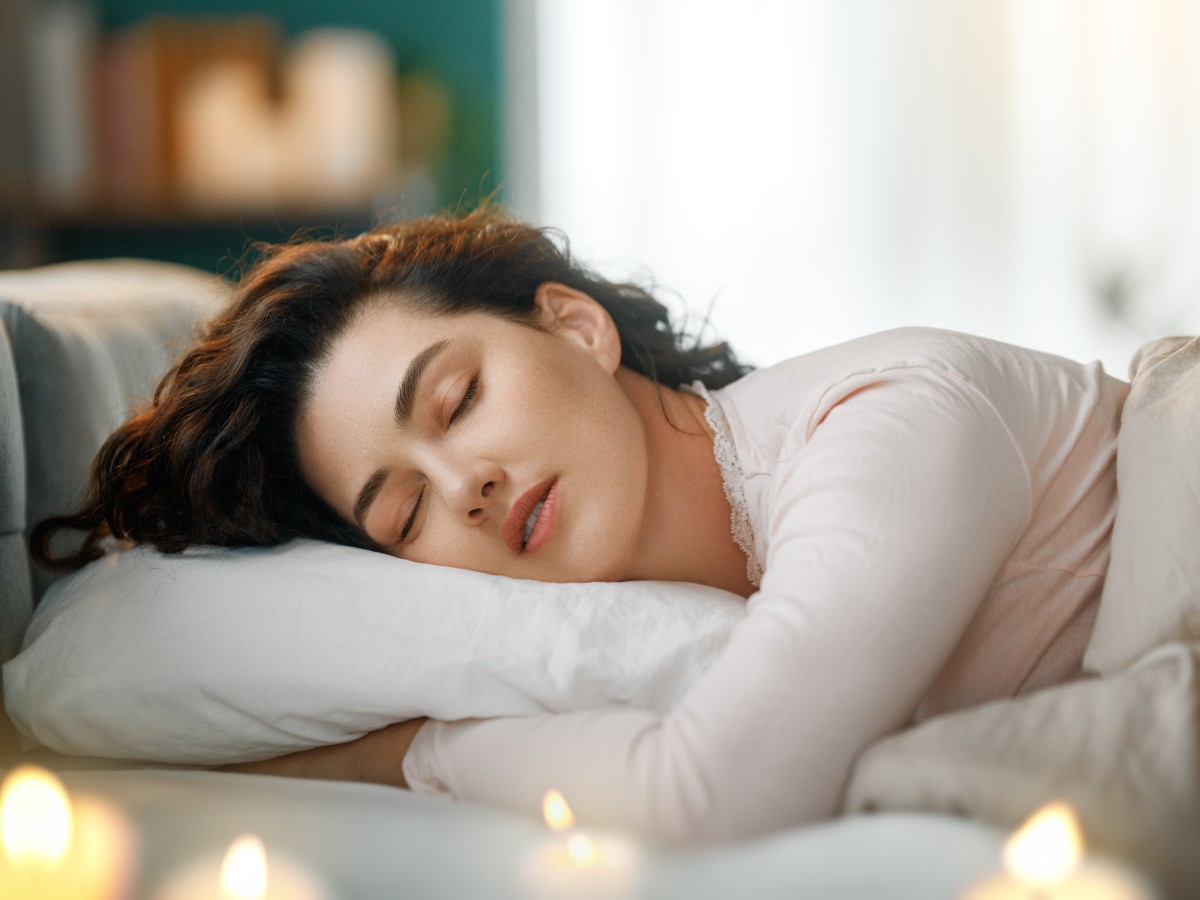 El descanso adecuado en mujeres mejora el estado de ánimo, la concentración y el equilibrio hormonal, según múltiples estudios científicos.