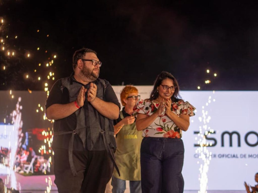Alejandro Handal, Malena Montalvo y Ricky Mina (atrás), parte del equipo curador de CONAMYPE para la pasarela de Tazumal, durante el Festival de Arte y Diseño 2025.