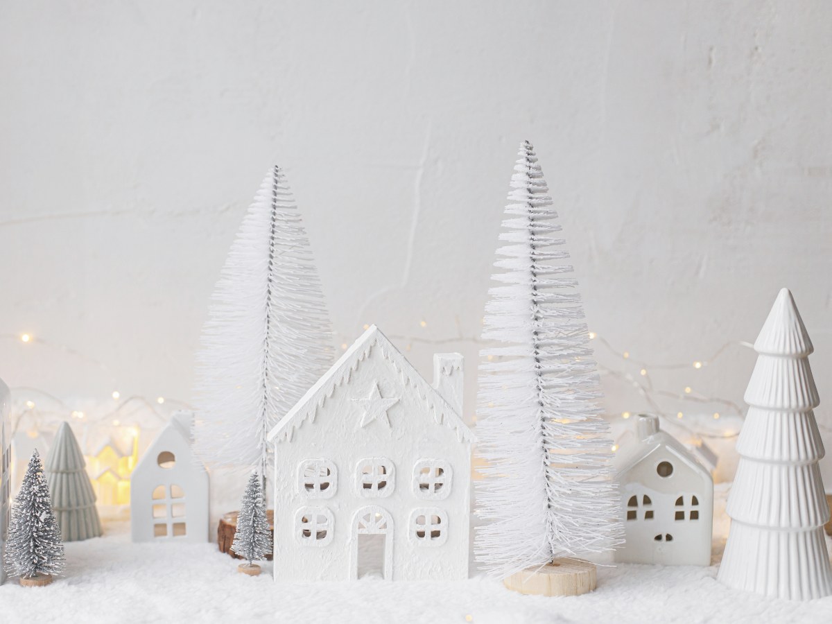 La magia de la Navidad también vive en los detalles: las villas navideñas transforman cualquier rincón en un escenario lleno de encanto y calidez.