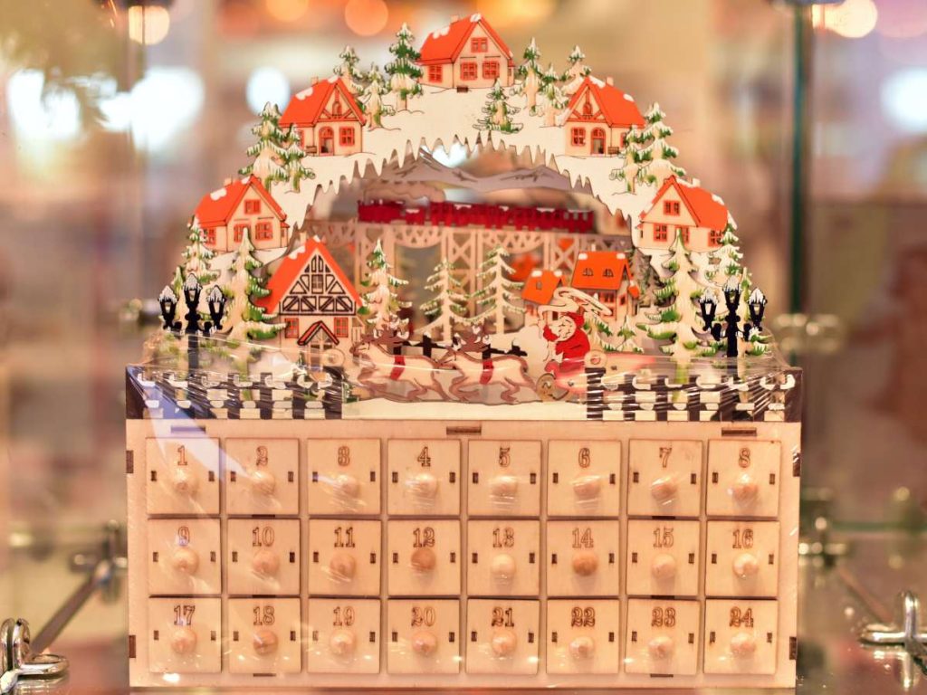 Una forma encantadora de contar los días hasta Navidad es tener un calendario de Adviento, con sorpresas diarias y diseño festivo, de almacenes Siman. 