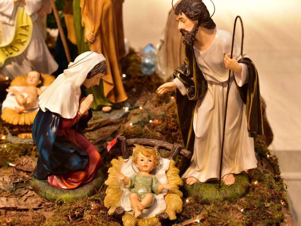 El nacimiento, pieza central de la Navidad, representa el verdadero sentido de la celebración. Disponible en almacenes Siman, ideal para honrar la tradición con estilo y devoción.