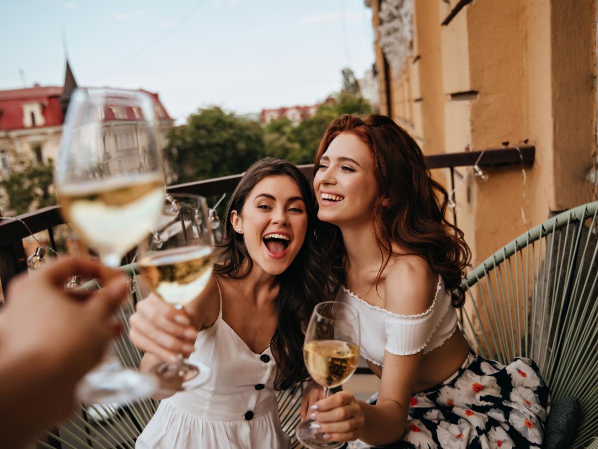 Brindar sin alcohol es posible gracias a vinos que conservan todo su sabor y complejidad, ideales para cualquier momento del día.