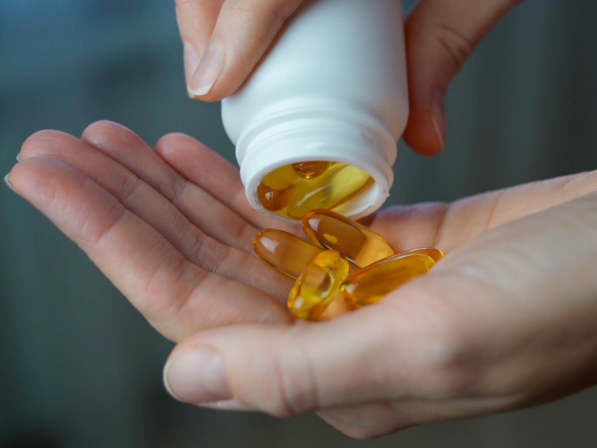 El uso excesivo de suplementos de vitamina D sin control médico puede provocar vómitos, náuseas y cálculos renales por exceso de calcio en el organismo.