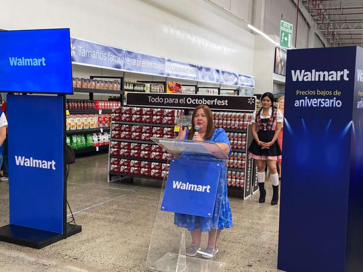 Ejecutivos y asociados dan inicio a la fiesta con la tradicional porra Walmart. / Foto elsalvador.com.