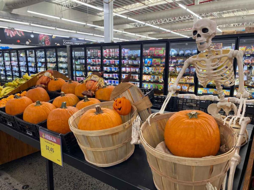 Tienda decorada para Halloween: calabazas, dulces y panadería temática.