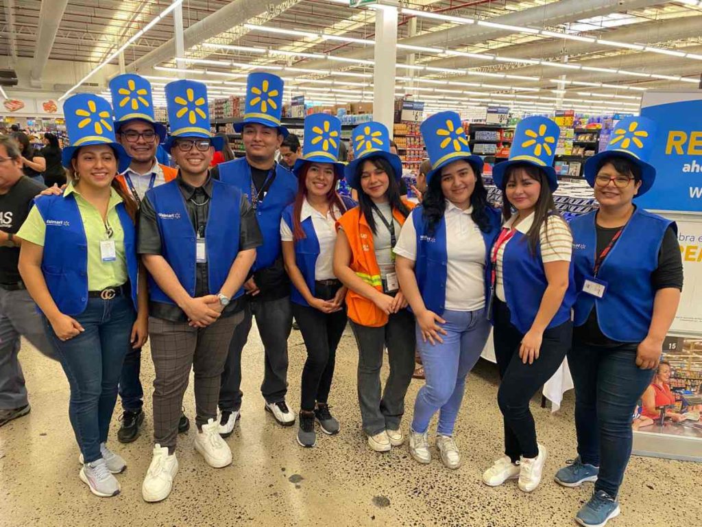 Ambientación festiva en tiendas Walmart con decoración y promociones de temporada.
