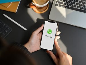 WhatsApp prepara nuevas cuentas para menores con controles parentales que permitirán a los padres supervisar contactos, grupos y ajustes de privacidad.