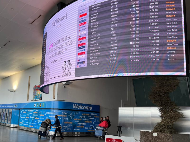 Varios aeropuertos de Estados Unidos, como el JFK de Nueva York, reducirán vuelos por falta de controladores aéreos tras el cierre de Gobierno federal.