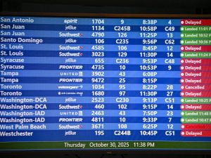 Las aerolíneas American, United y Delta ajustarán sus horarios y priorizarán vuelos internacionales ante el recorte del 10 % en operaciones.