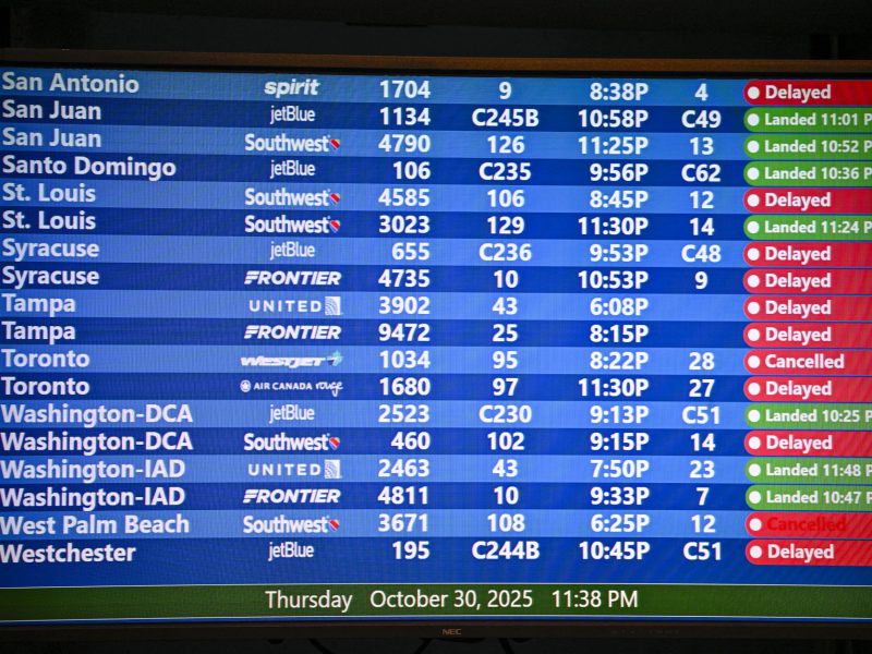 Las aerolíneas American, United y Delta ajustarán sus horarios y priorizarán vuelos internacionales ante el recorte del 10 % en operaciones.