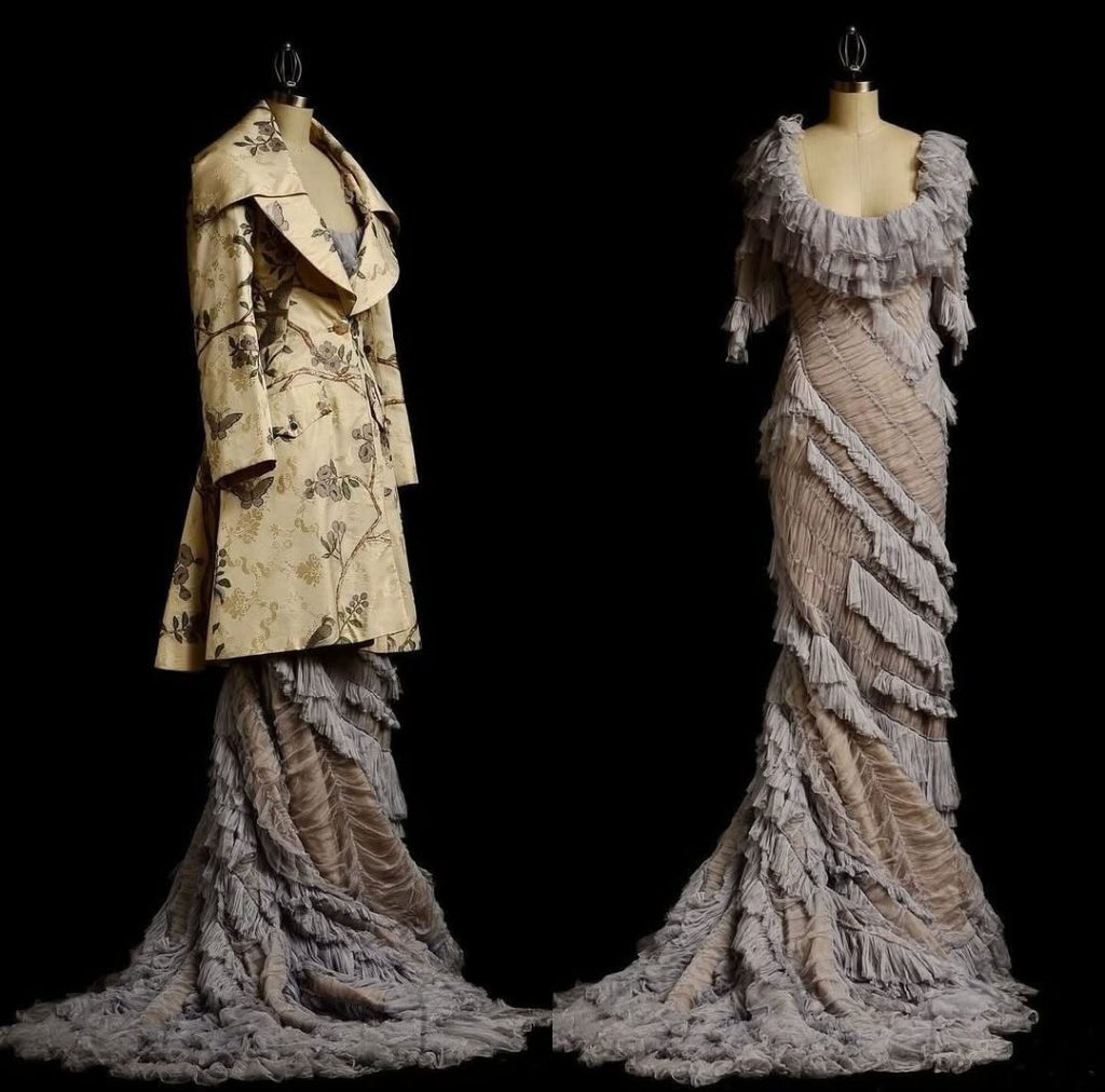 Diseños de Alexander McQueen donde la estructura escultórica y los volúmenes en capas dialogan entre sí, mostrando su maestría para transformar la silueta en poesía textil.