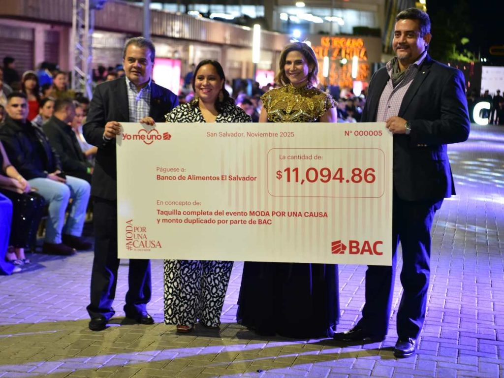 Martha Bolaños entrega al Banco de Alimentos el donativo de $11,094.86 recaudado en Moda por una Causa, reflejando el espíritu solidario del evento.