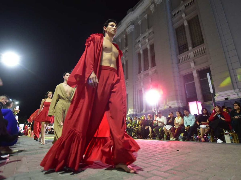 Modelos presentan la propuesta de Brisa Hernández, una colección inspirada en la tierra y la piel, con siluetas fluidas y piezas que celebran transformación y fuerza creativa.