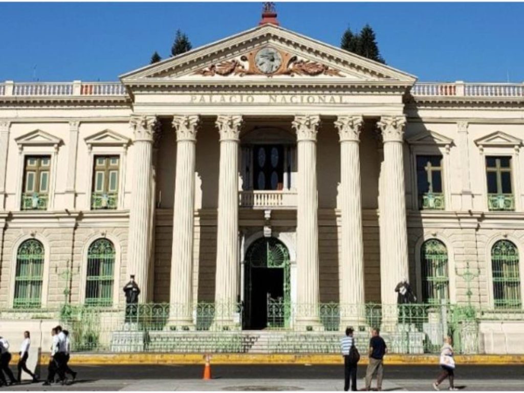 El Palacio Nacional abre sus salones históricos para recorridos nocturnos, permitiendo conocer espacios como el Salón Azul y el Salón Rojo.