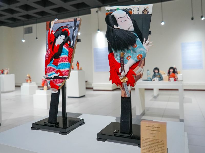 Muñecas Oshie, raquetas de madera decorativas tradicionales japonesas. Fotografía/ cortesía embajada de Japón