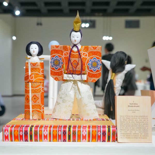 Tachi-bina, muñecas de pie. Fotografía/ cortesía embajada de Japón