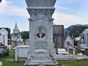 Las fotos en cerámica siguen honrando la memoria de los difuntos.