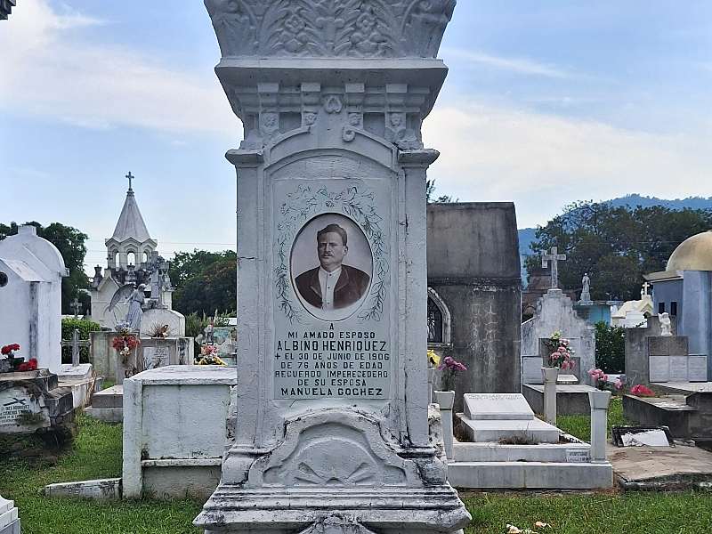 Las fotos en cerámica siguen honrando la memoria de los difuntos.