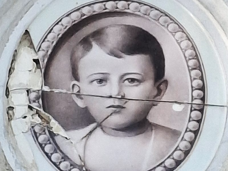 Algunas fotos lucen dañadas en el cementerio de los Ilustres.