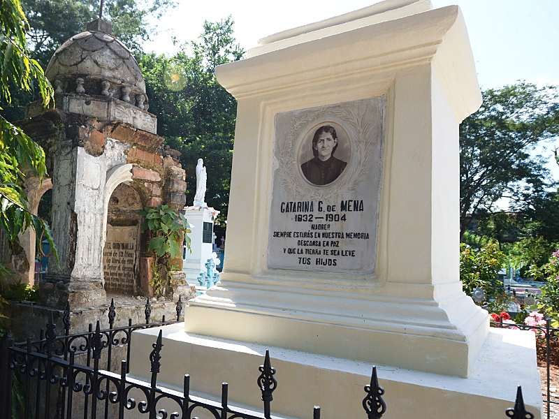 En el cementerio municipal de Suchitoto llama la atención este retrato.