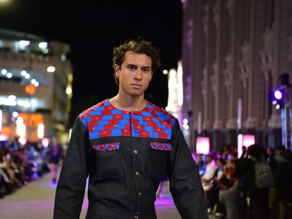 Modelo presenta una pieza de Brío Marino, la colección de Marcela Salles inspirada en la fuerza del coral y en contrastes entre denim azul, rojo y celeste.