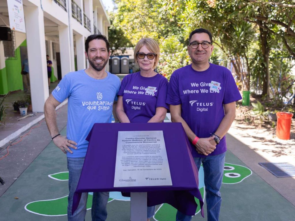 Representantes de TELUS y Glasswing develan la placa conmemorativa del proyecto, símbolo de una alianza que impacta vidas desde hace 15 años.
