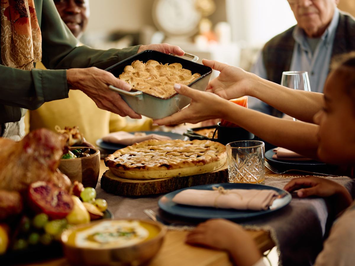 La cena del Día de Acción de Gracias es un momento sagrado donde el sabor, la gratitud y la familia se encuentran alrededor de la mesa.