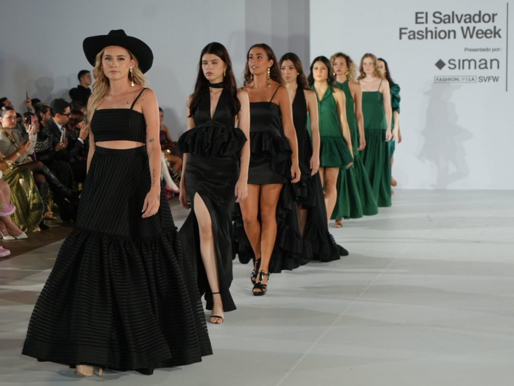 Andrea Ayala presentó “Halloween”, una colección festiva y versátil que combina brillo, volumen y elegancia femenina.