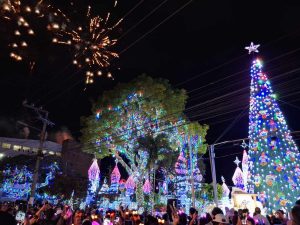 Miles de luces iluminaron el Parque Central de Antiguo Cuscatlán, mientras los fuegos artificiales dieron inicio a la temporada navideña.