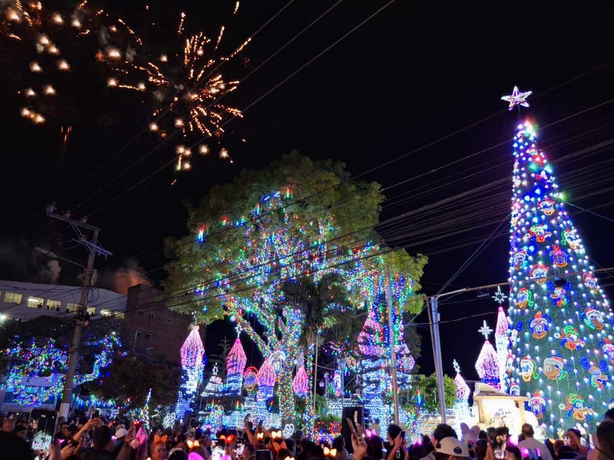 Miles de luces iluminaron el Parque Central de Antiguo Cuscatlán, mientras los fuegos artificiales dieron inicio a la temporada navideña.
