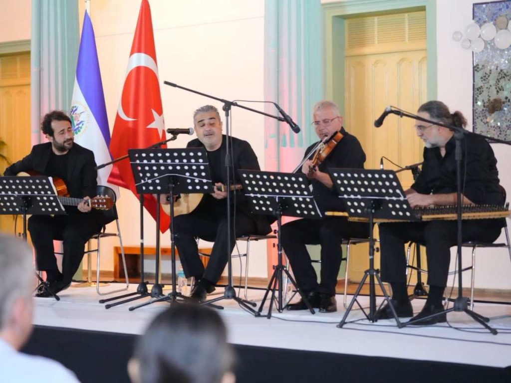 Agrupación turca “Alla Turca Ornamenti”