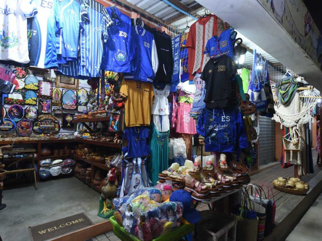 Tienda de artesanías en Nahuizalco con ropa típica, recuerdos, decoraciones y productos elaborados a mano ideales para llevar un pedacito del pueblo a casa.
